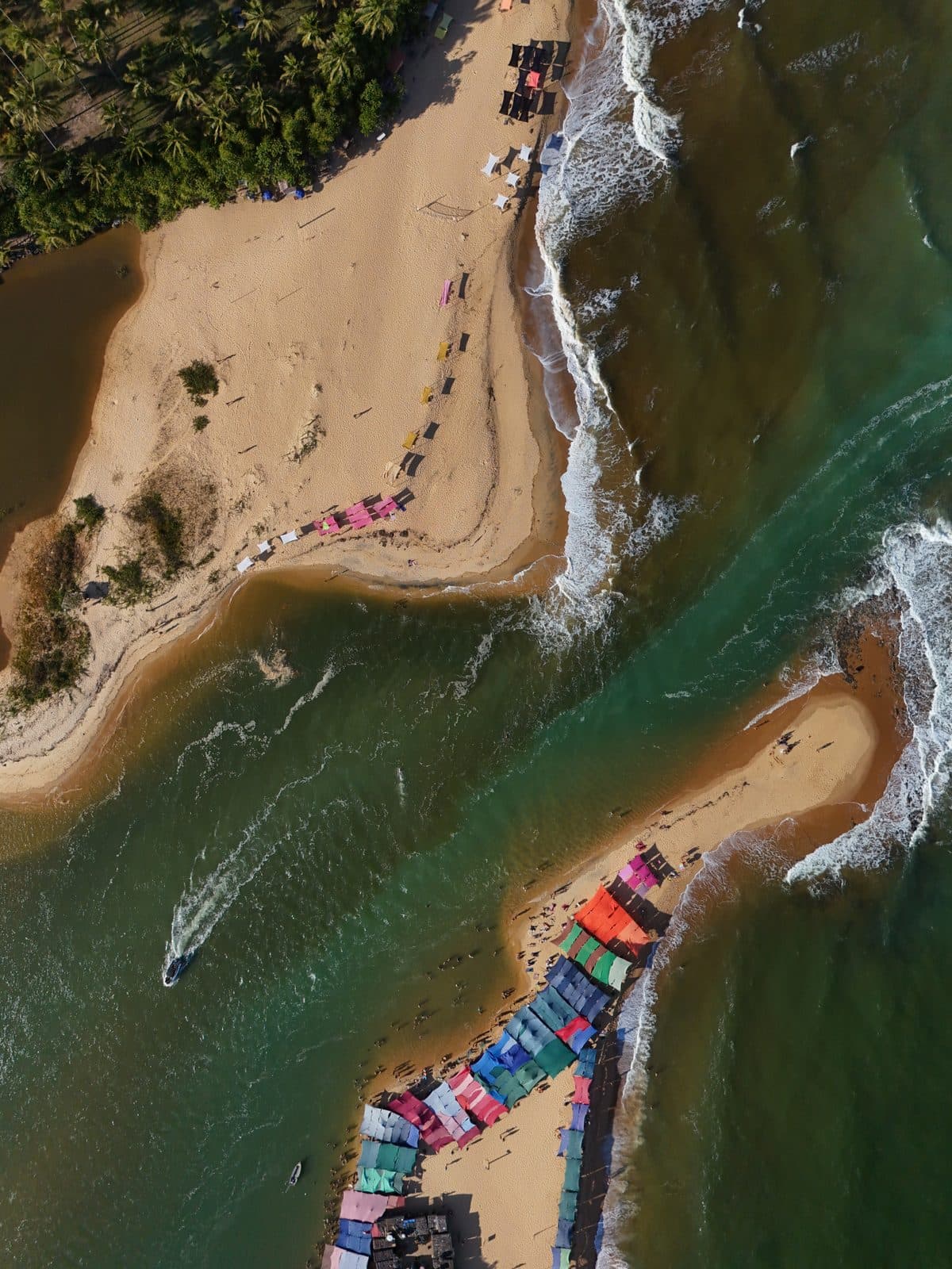 Barracas na barra · Caraíva, BA