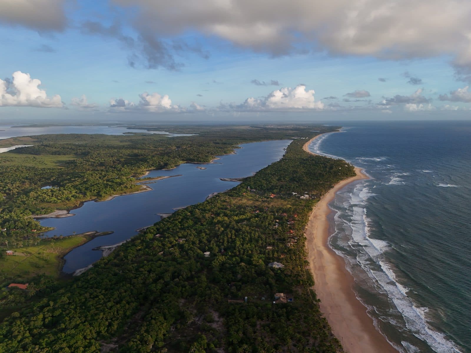 Lago ao lado do mar · Maraú, BA